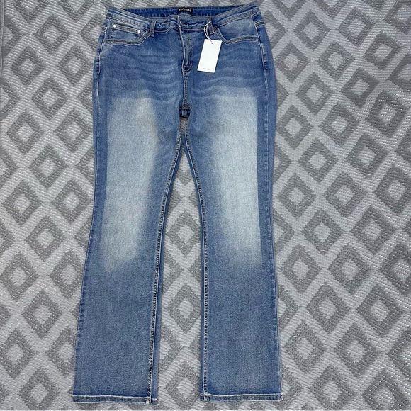 ⭐️Flamingals Light Wash Straight Jeans NWT [AA229] - Picture 6 of 9